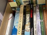 une boîte pleine de livres posée sur une table