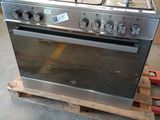 une photo d'une cuisinière en acier inoxydable à quatre feux
