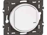 un gros plan d'un interrupteur blanc sur un mur blanc