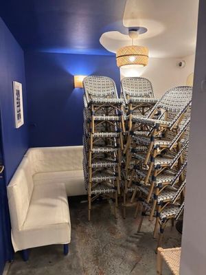 une pièce avec beaucoup de chaises et un canapé