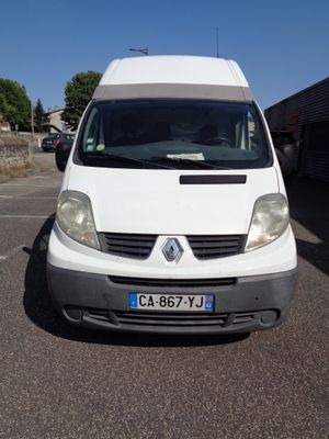 la camionnette blanche est garée dans un parking près d'un bâtiment