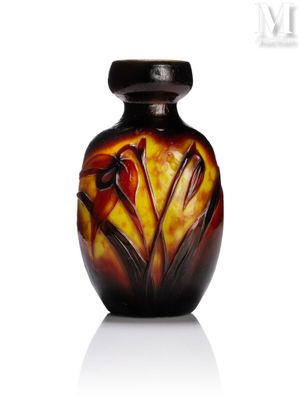 un vase orné d'un motif floral