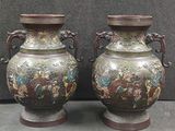 deux vases posés l'un à côté de l'autre sur une table