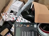 une boîte en carton remplie de livres et d'autres objets