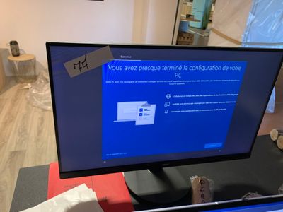 un écran d'ordinateur posé sur un bureau