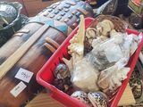 un panier rouge rempli d'objets divers, posé sur une table