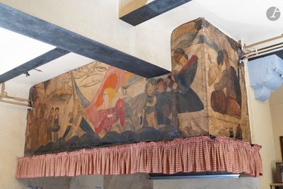 un tableau accroché au mur au-dessus d'une cuisinière dans une cuisine
