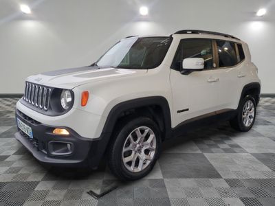 La Jeep Renegade blanche est garée dans une grande pièce