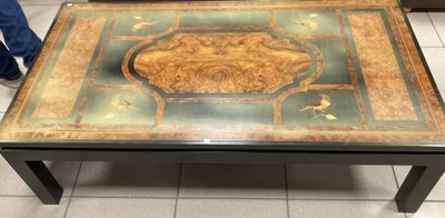 une table ornée d'un motif, placée au milieu d'une pièce
