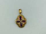 un gros plan d'un pendentif en or orné d'un motif floral