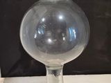 un vase en verre posé sur une table