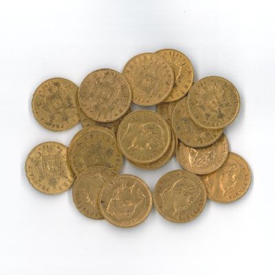 une pile de pièces d'or posée sur une surface blanche