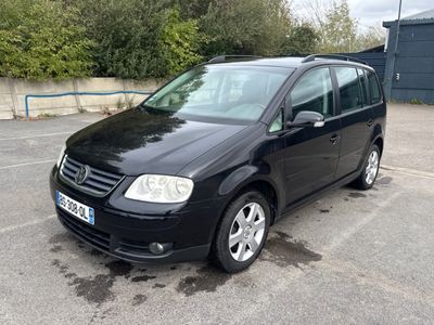 une photo d'une VW Tourer noire garée sur un parking
