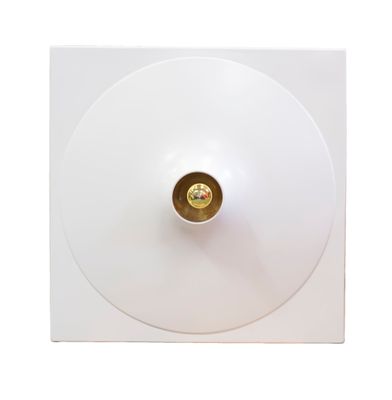 une photo d'une assiette blanche contenant un objet doré