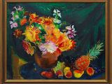 une peinture représentant un vase de fleurs et de fruits sur une table