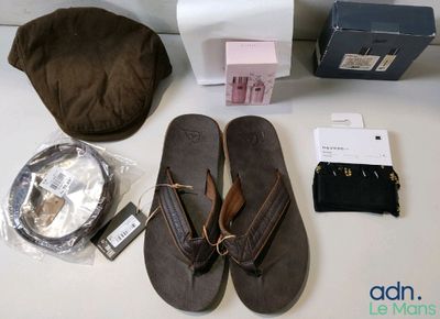 une paire de tongs, un chapeau et d'autres objets disposés sur une table