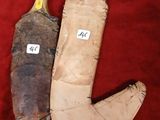 deux bananes posées l'une à côté de l'autre sur un tissu rouge