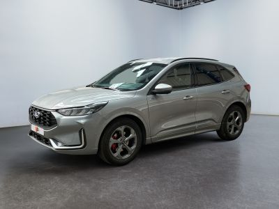 un SUV argenté garé dans une grande pièce aux murs blancs