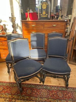 Suite de 4 fauteuils en 5 chaises