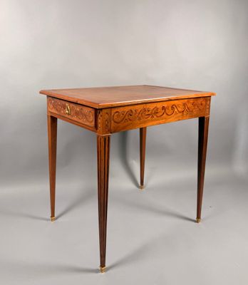une petite table surmontée d'un tiroir