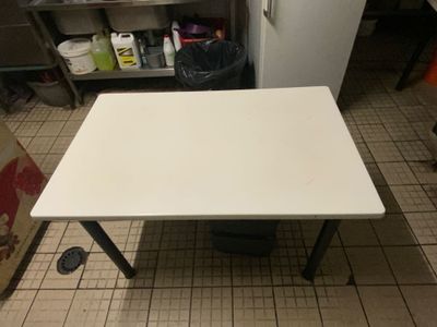 Une table plateau stratifié Lieu : SUR DESIGNATION MARTIGUES