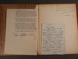 un livre ouvert sur lequel se trouve une feuille de papier