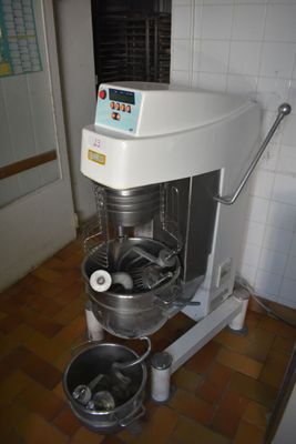 une machine posée sur le comptoir d'une cuisine