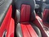 l'intérieur d'une voiture avec des sièges en cuir rouge et noir