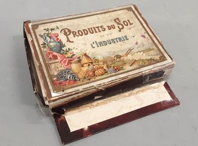 une boîte sur laquelle est apposée une étiquette indiquant « Produits de Dieu »