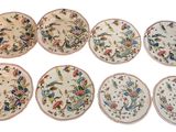 six assiettes sur lesquelles sont peints des oiseaux et des fleurs sur un fond blanc