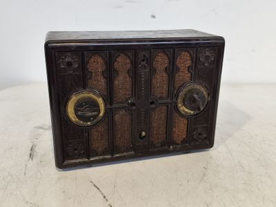 une radio à l'ancienne posée sur une table blanche