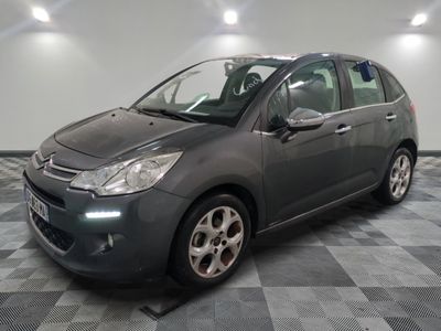 la citrole grise est garée dans le garage sur un sol en damier