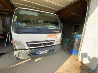 un camion garé dans un garage