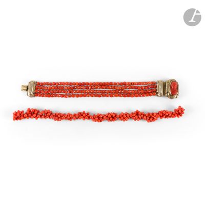 un gros plan d'un bracelet en perles rouges sur fond blanc