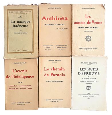 plusieurs livres sont empilés sur une surface blanche