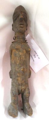 statue d'un homme portant un chapeau sur la tête et un étiquette autour du cou