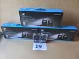 trois boîtes de manettes Nintendo Wii posées sur une table