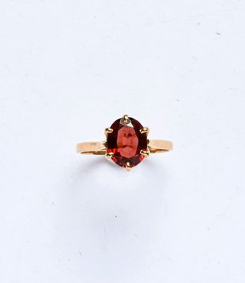 une photo d'une bague sertie d'une garnétite