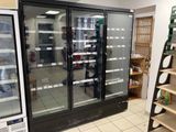 un réfrigérateur posé au milieu d'un magasin