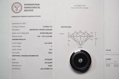 un diamant posé sur une feuille de papier, avec une étiquette de prix accrochée dessus
