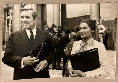 une photo en noir et blanc d'un homme et d'une femme