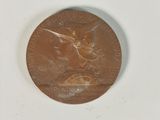 gros plan d'une médaille sur une surface blanche