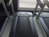 deux appareils de marche à pied qui se trouvent dans la salle