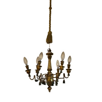 l'image d'un lustre à cinq lumières suspendu au plafond