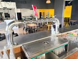 un bar avec une pile de verres vides sur le comptoir
