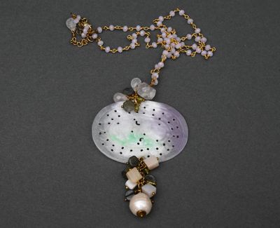 un gros plan sur un collier composé de perles et de perles de verre