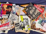 plein d'affiches de vieux films sur le lit
