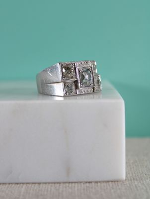 bague en argent sterling ornée d'un diamant taille carrée serti au centre