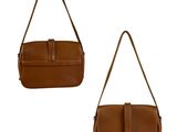 une paire de sacs à main en cuir marron sur fond blanc