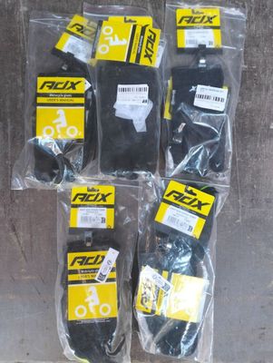 six paires de skateboards noirs sont emballées dans des sacs en plastique